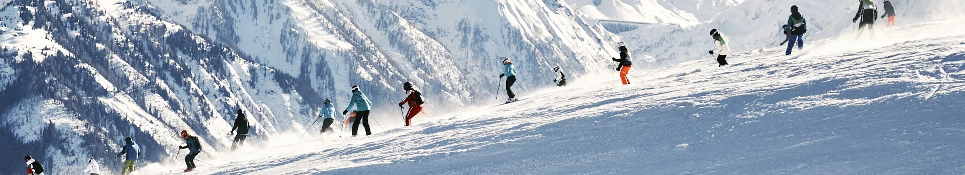 ludzie jeżdżący na nartach