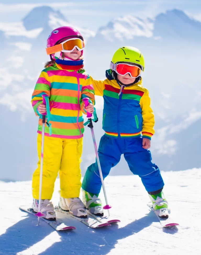 dzieci w kolorowych ciuchach na nartach