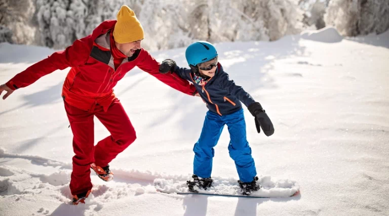dziecko na snowboardzie
